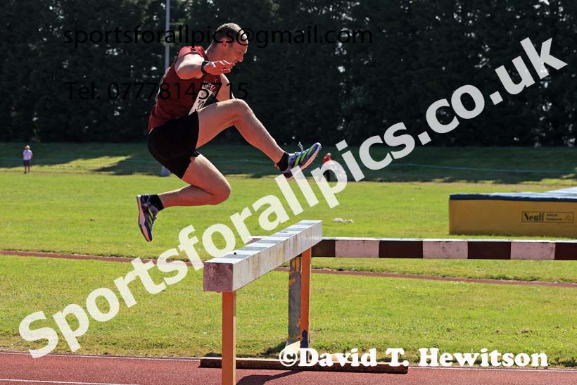 Mens 3000 metres steeplechase, 2024 NE Masters Track and Field Champs., Monkton Stadium, Jarrow.  Photo: David T. Hewitson/Sports for All Pics